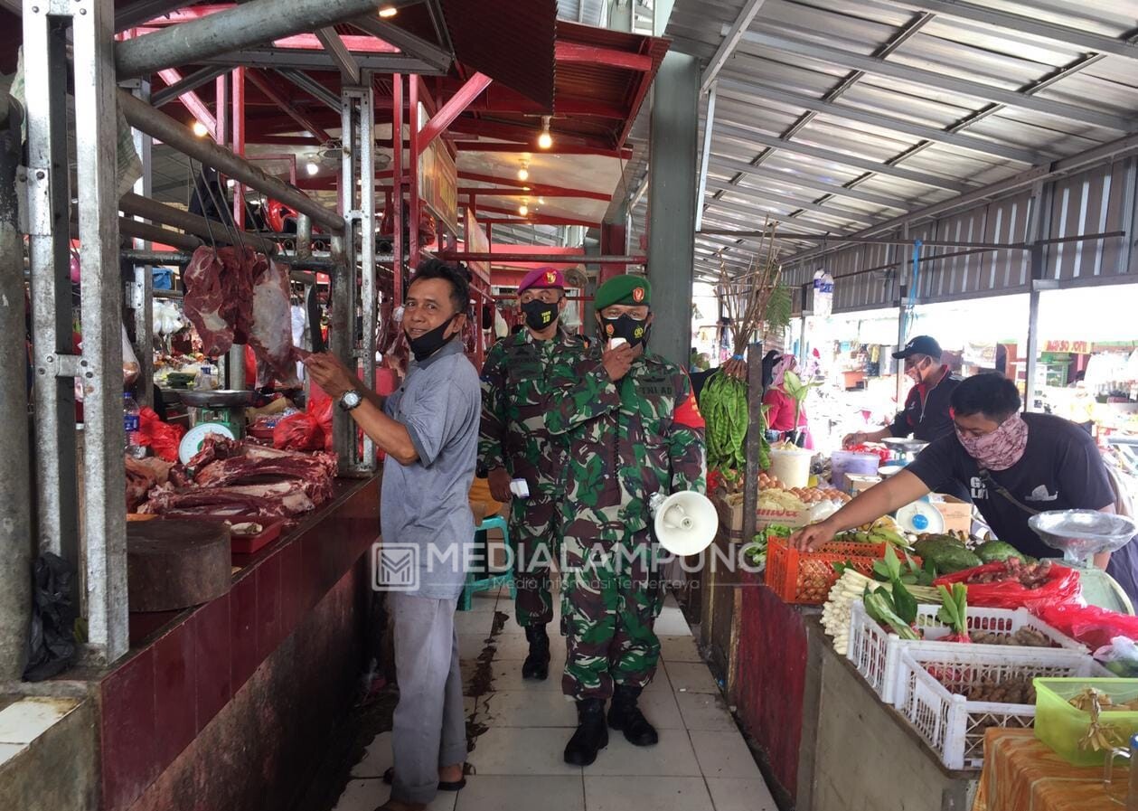 Bersama Satgas Covid-19 Terapkan Prokes di Pasar Tradisional