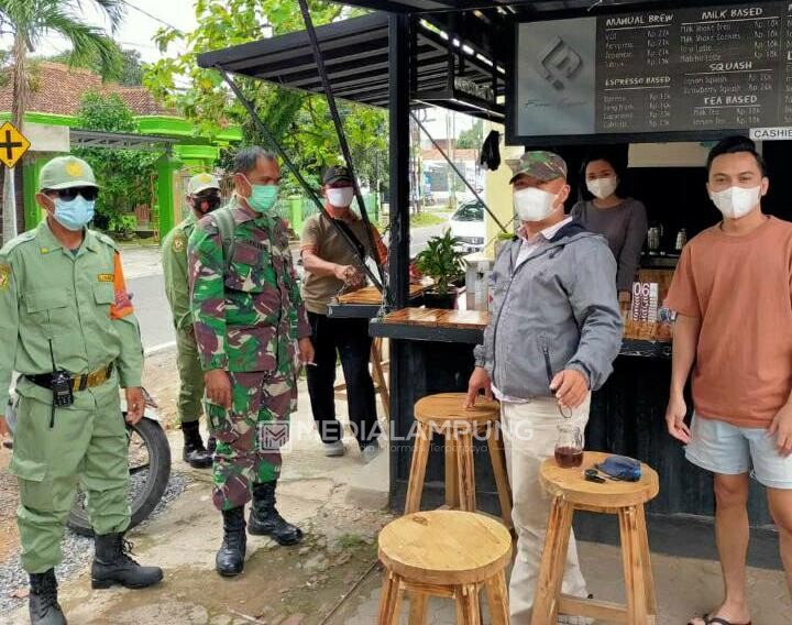 Lurah Nauval Bersama Tim Gugus Tugas Kelurahan Edukasi Warga