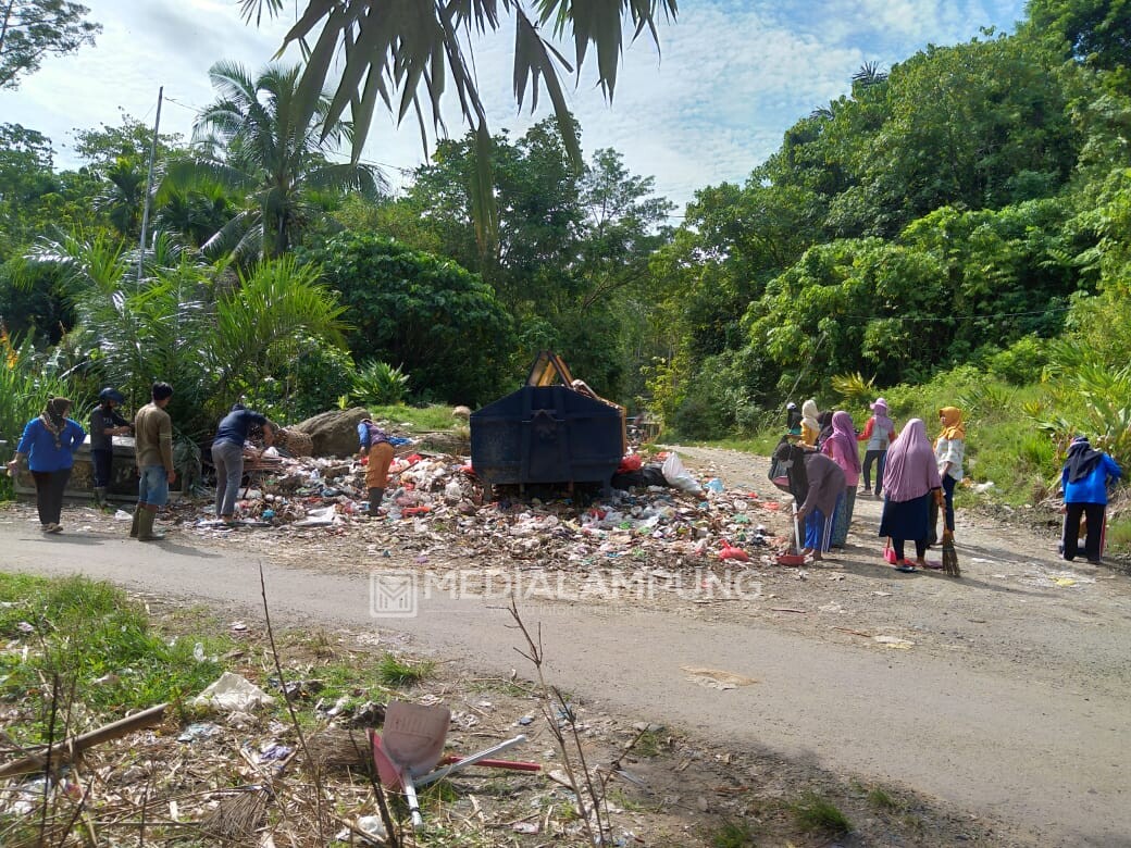 DLH Pesbar Edukasi Masyarakat Tentang Sampah