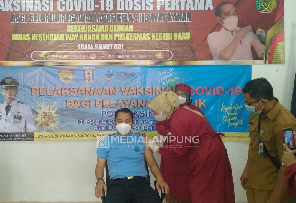 30 Pegawai Lapas Waykanan Jalani Vaksinasi Dosis Pertama