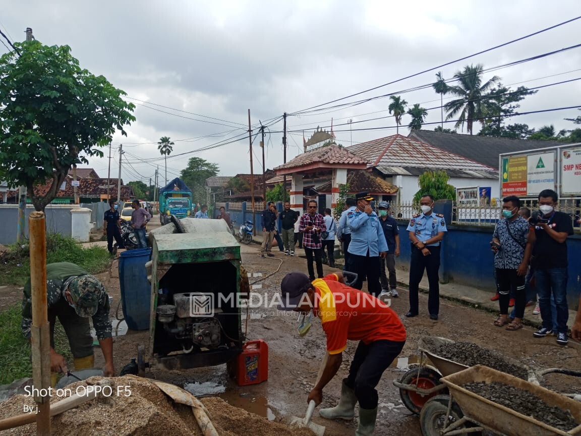 PWI-Lapas Kotabumi Gotong Royong Perbaiki Jalan