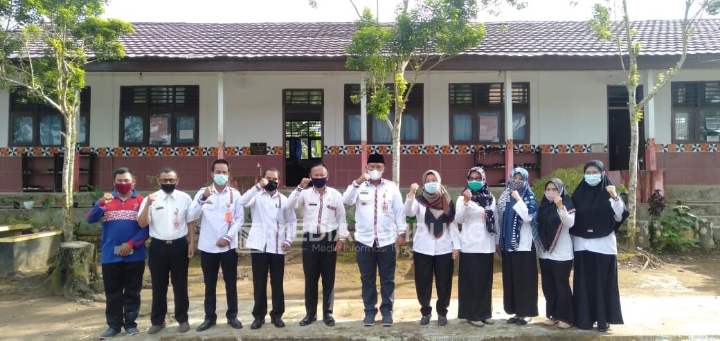 Kadisdikbud Tinjau Penerapan Prokes KBM Tatap Muka di SDN 1 Mekarjaya 