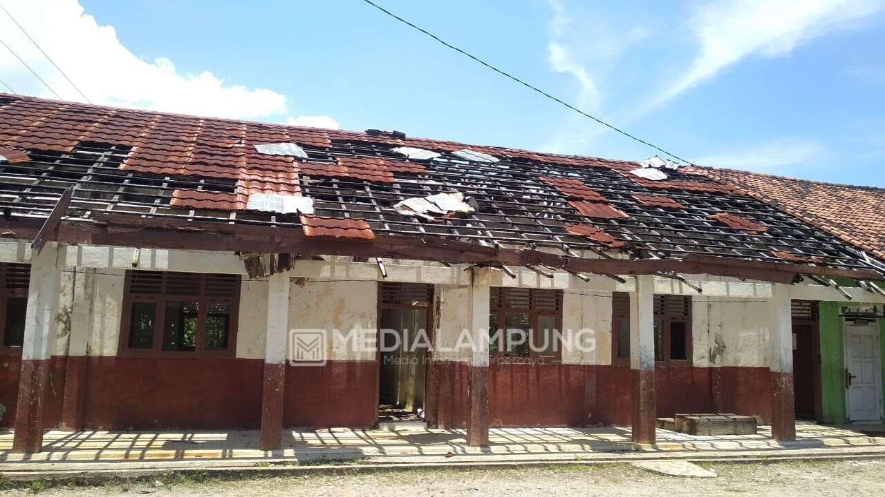 Gedung Sekolah Rusak Berat, Siswa SDN 109 Krui Belajar di Rumah Warga