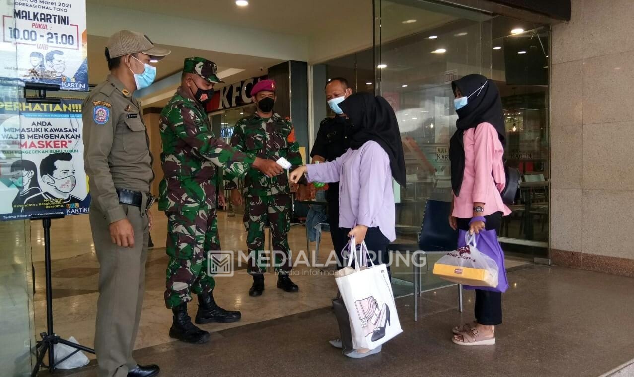 Babinsa Bersama Satgas Covid-19 Lakukan Penertiban Prokes di Moka
