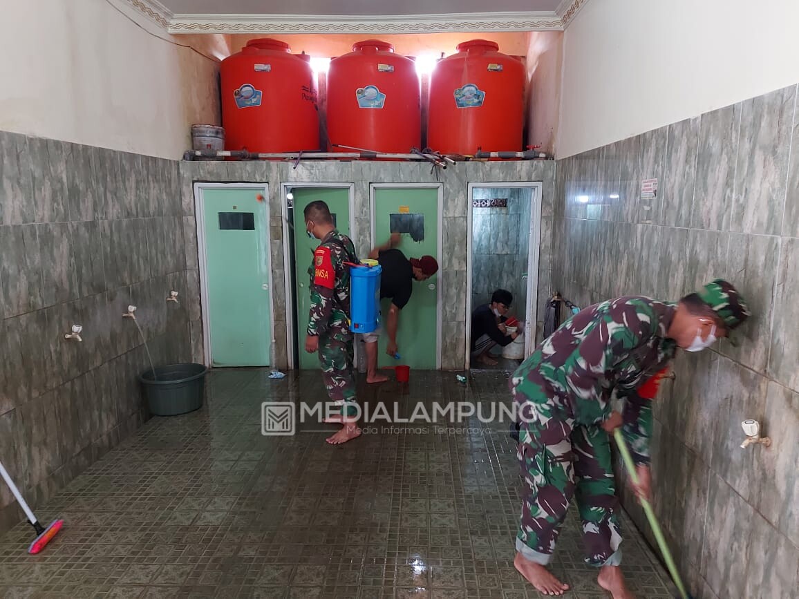 Babinsa Koramil TkP Gelar Karya Bakti di Masjid Jami' Nurul Khair