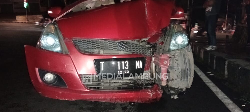 Mobil Suzuki Swift Tabrak Tiang Listrik di Pertigaan Rasuna Said