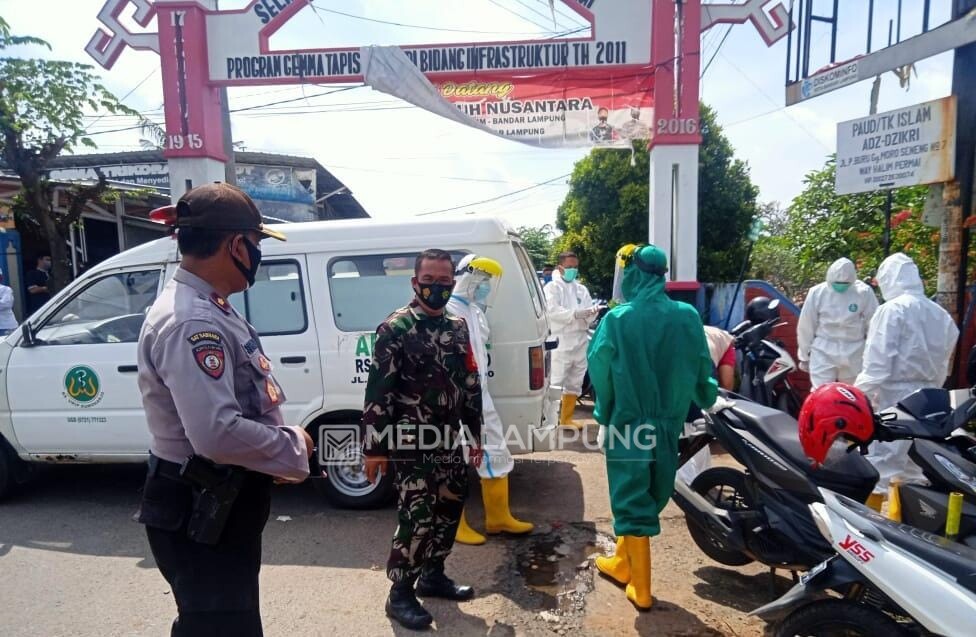 Babinsa 410-04 Monitor Pelaksanaan Pemakaman Jenazah Pasien Covid-19