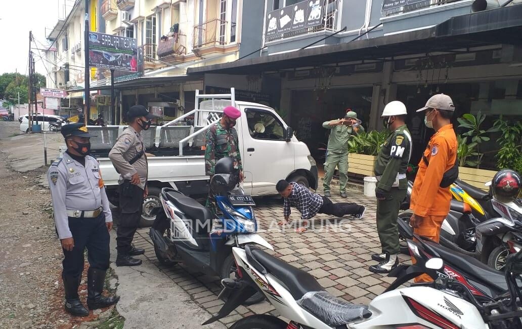 Babinsa Tegakkan Prokes di Rawalaut