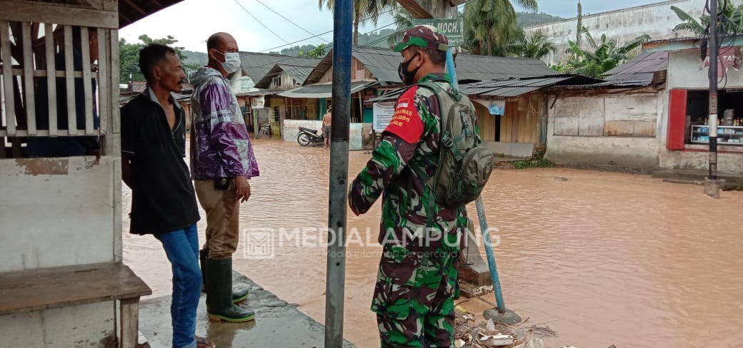 Babinsa Panjang Pantau Wilayah Banjir di Daerah Waylunik