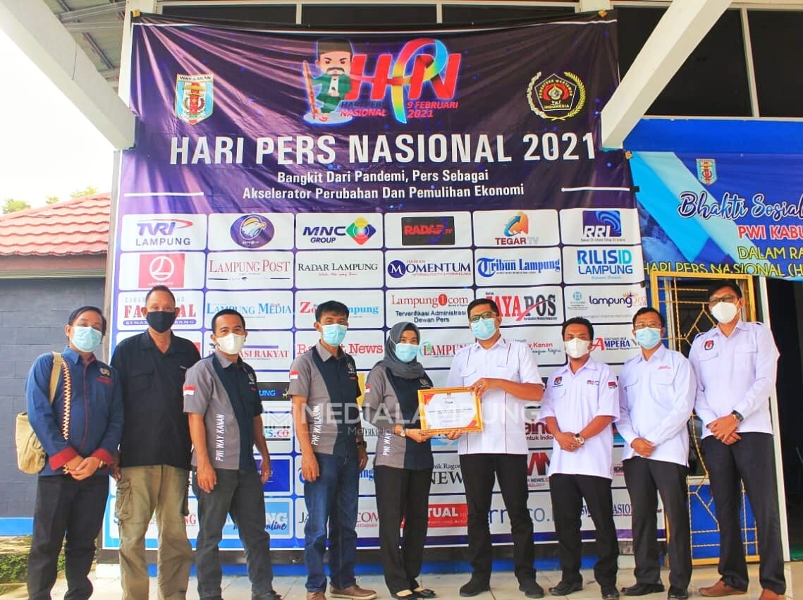 KPU Waykanan Berikan Penghargaan untuk Sejumlah Organisasi Pers
