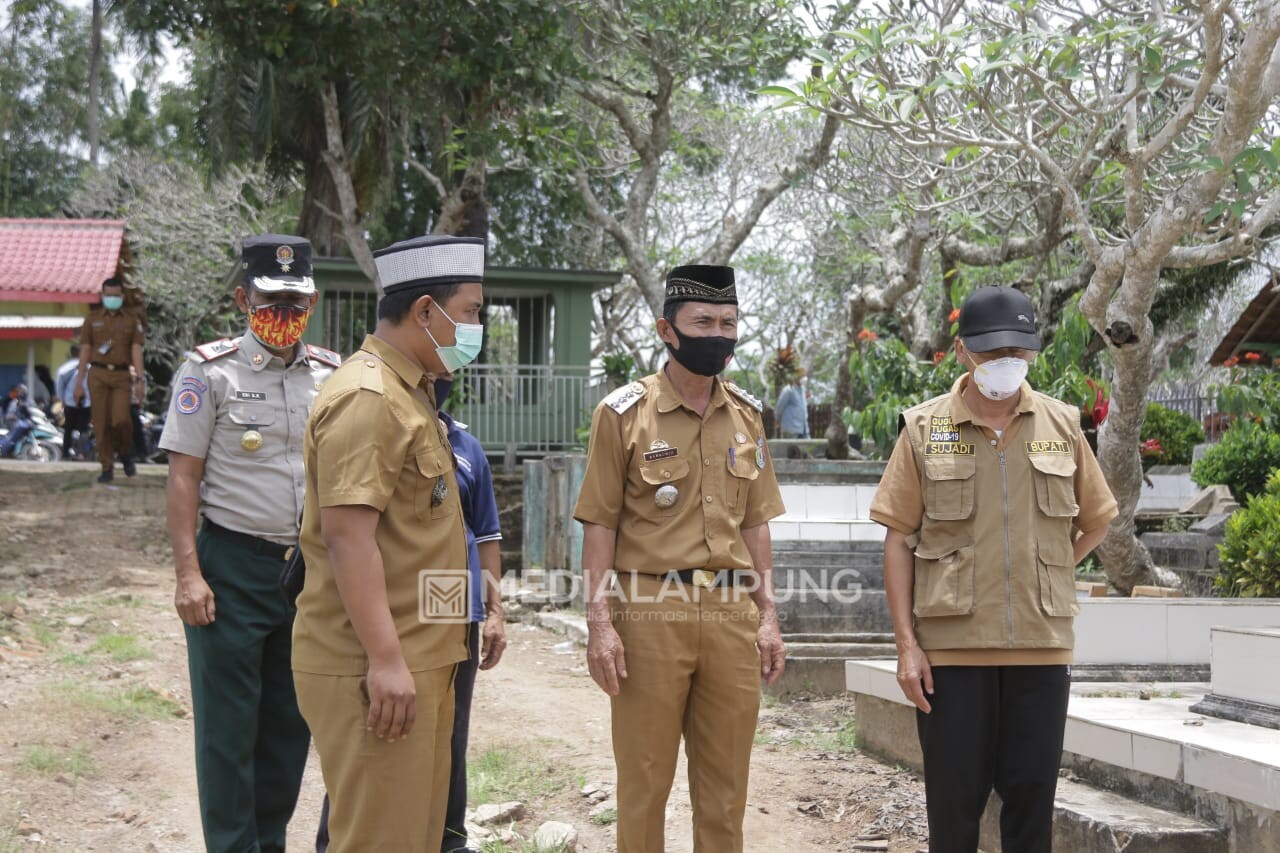 Bupati Pringsewu Hadiri Pemakaman Pasien Covid-19 yang Meninggal Dunia