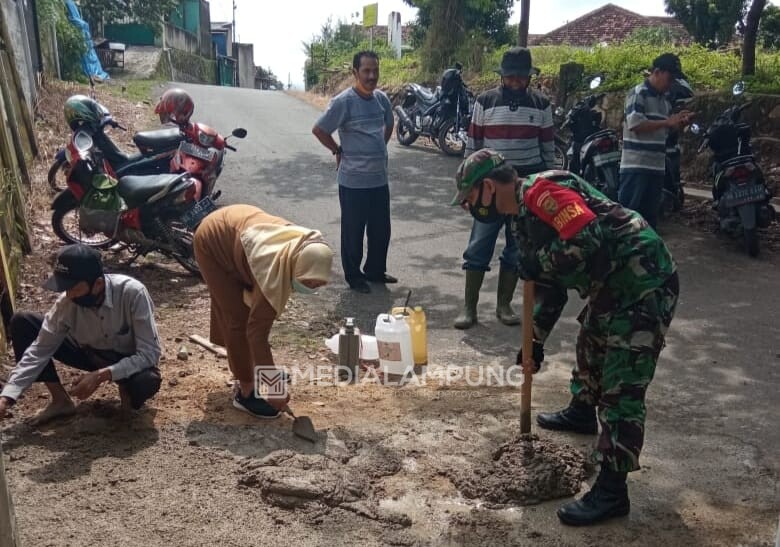 Babinsa Gotong Royong Bersama Warga Durian Payung