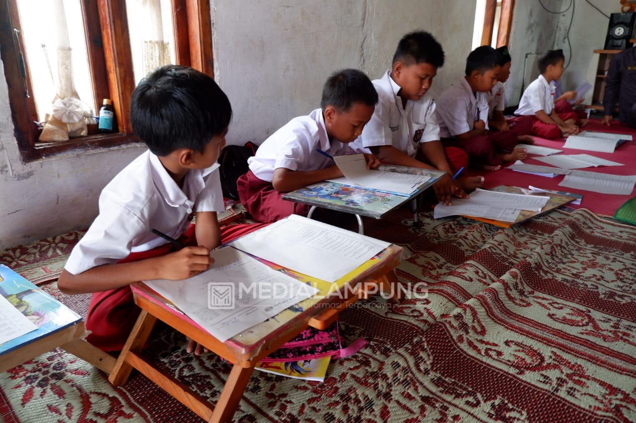 Tinjau SDN 109 Krui, Anggota DPRD Pesbar Prihatin