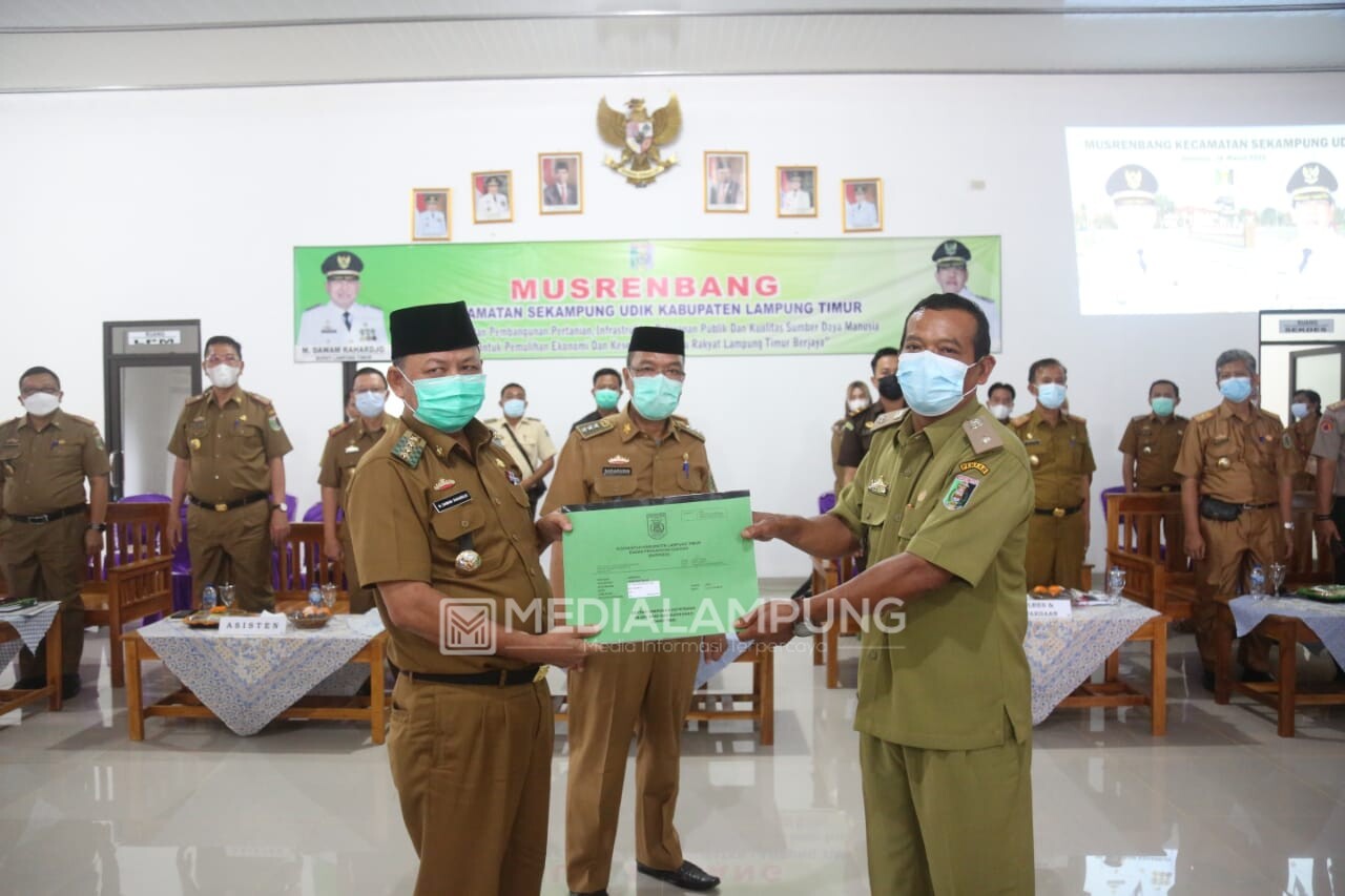 Bupati Lamtim Bagikan SPPT PBB di Kecamatan Marga Tiga dan Sekampungudik
