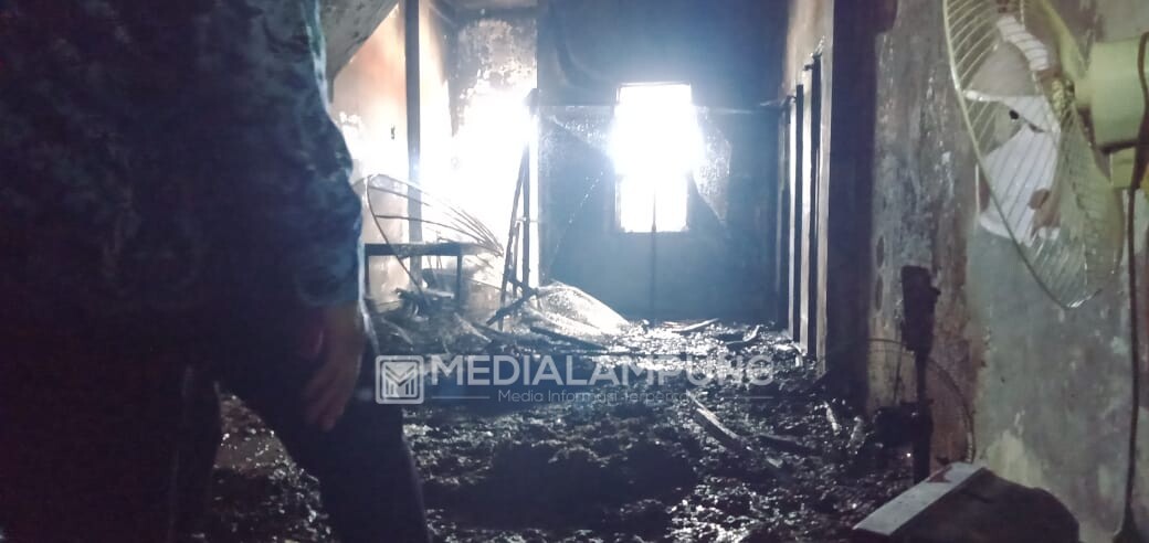 Ruko Tiga Lantai di Waykandis Nyaris Ludes Terbakar