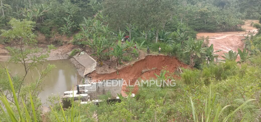 Sunayah Sampaikan Kerugian Akibat Jebolnya Tanggul Cekdam Warassakti