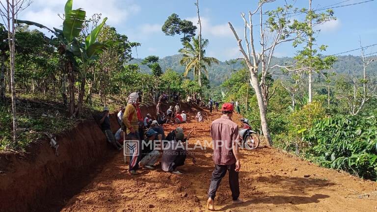 Aparat Pekon Manggarai Bersama Warga Buka Jalan Pemangku II Pamahbelidang