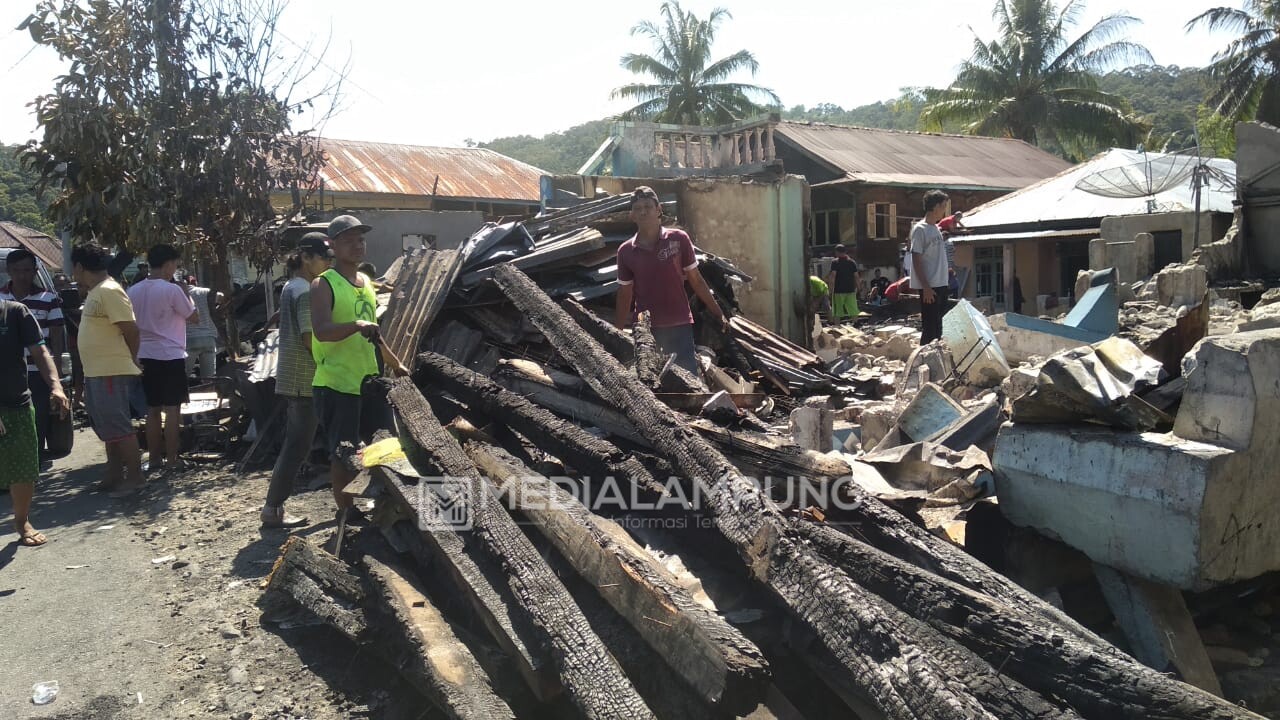 Ratusan Warga Bersihkan Puing-Puing Sisa Kebakaran