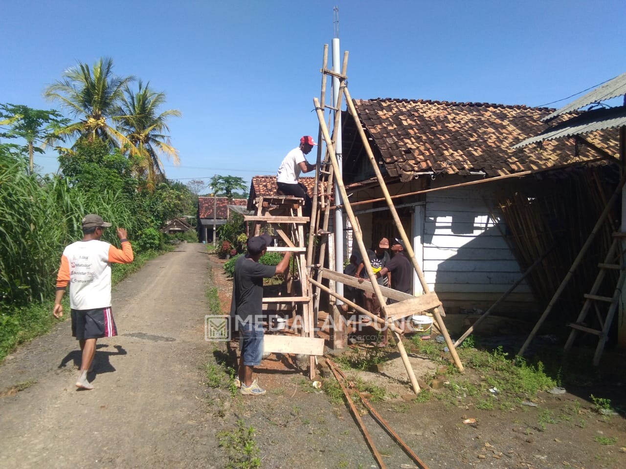Usulan Tak Direspon PLN, Warga Swadaya Buat Tiang Listrik Sendiri