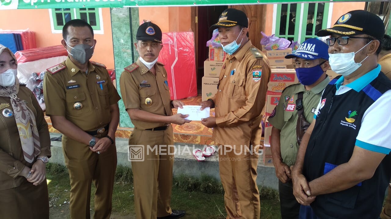 Pemkab Pesbar Salurkan Bantuan Untuk Korban Kebakaran