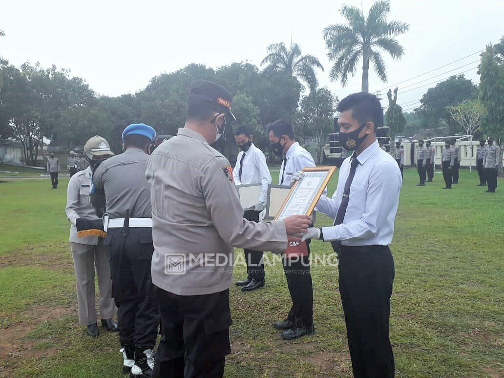 Kapolres Waykanan Berikan Penghargaan Empat Personelnya