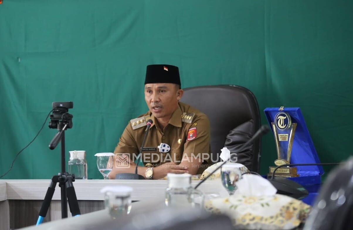 Bupati Lambar Raih Dua Penghargaan Sekaligus