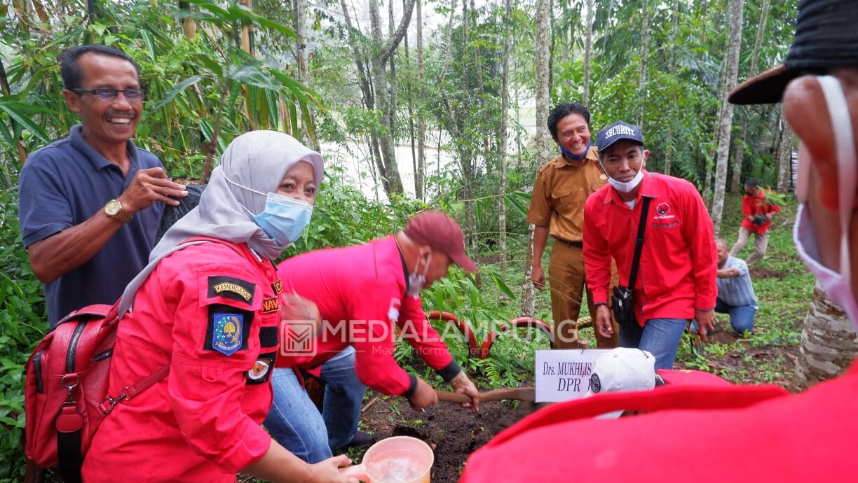 Ajak Jaga Lingkungan MB Lepas Bibit Ikan dan Tanam Pohon di Way Besai