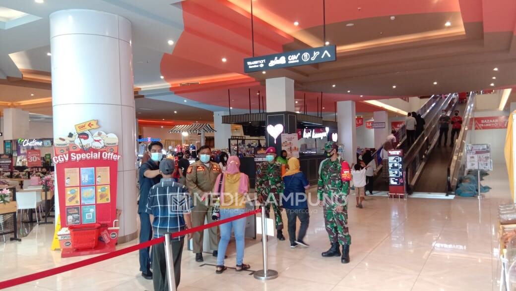 Personel Kodim 0410 Bersama Satgas Covid Terapkan Prokes di Mall Transmart