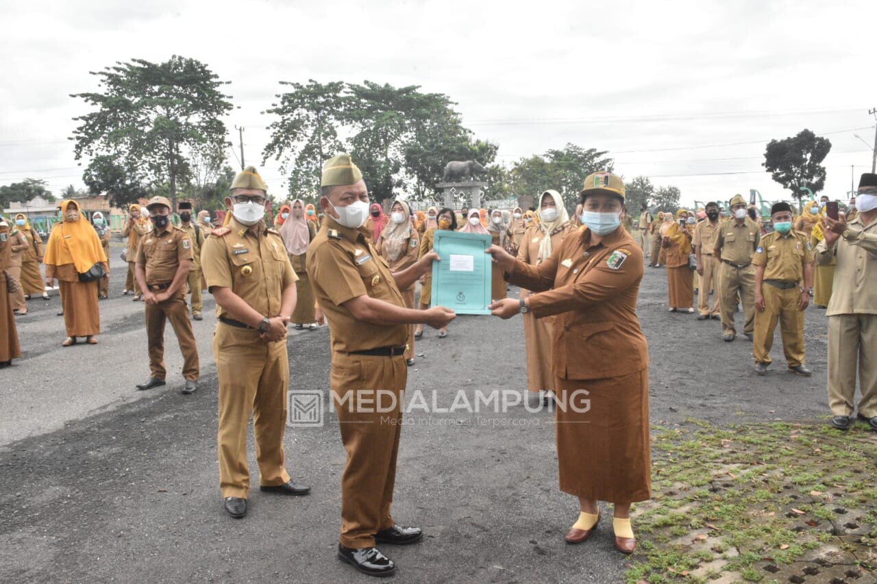 Bupati Dawam Raharjo Bagikan SK Kenaikan Pangkat 475 ASN Lamtim