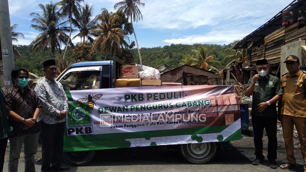 DPC PKB Pesbar Bantu Korban Kebakaran di Penggawalima Ulu