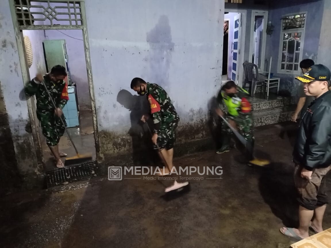 Danramil TKT Monitor Warga Binaan yang Terdampak Banjir