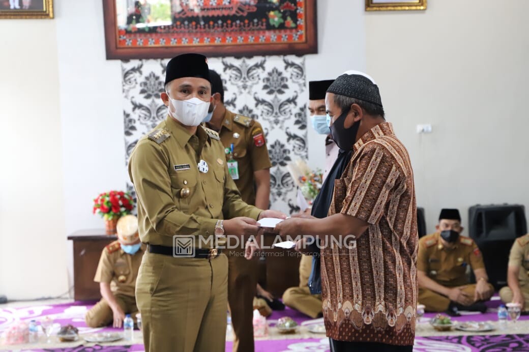 Peringati Isra Mi'raj, Parosil Bagikan Insentif Guru Ngaji, Imam Masjid dan Marbot 