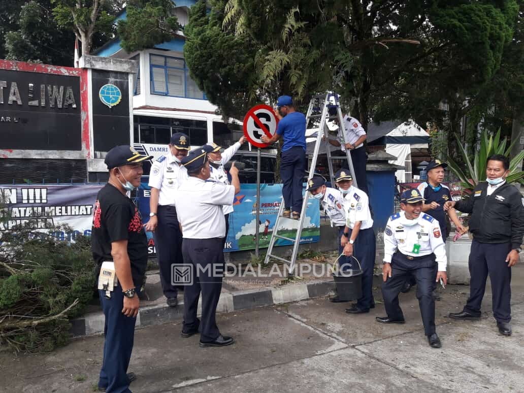 Dishub Lambar Lakukan Pembersihan Rambu-rambu Lalulintas