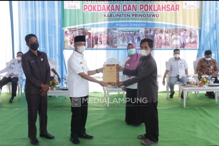 Bupati Pringsewu Serahkan Sertifikat Badan Hukum untuk 12 Pokdakan dan Poklahsa
