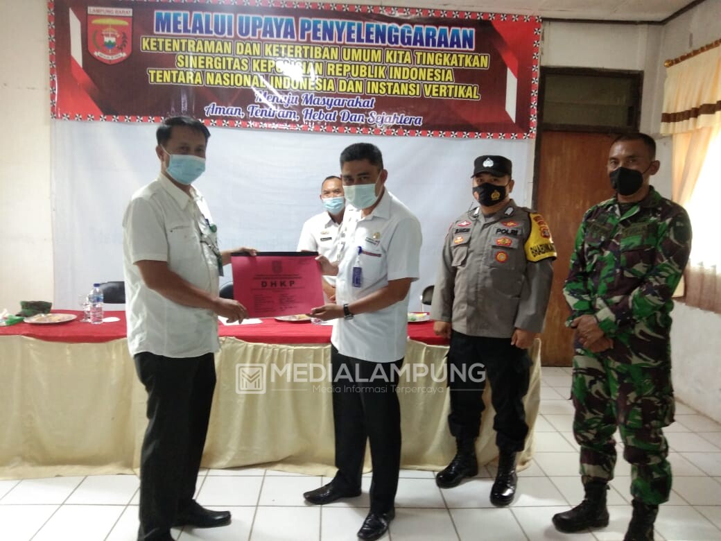 Camat Balikbukit Serahkan SPPT PBB-P2 ke Pekon dan Kelurahan