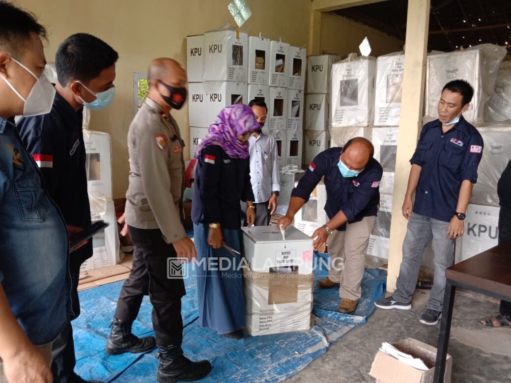 KPU Pesbar Bongkar 318 Kotak Suara