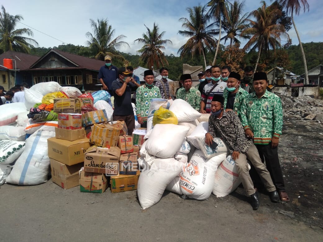 APDESI Pesbar Serahkan Bantuan Korban Kebakaran