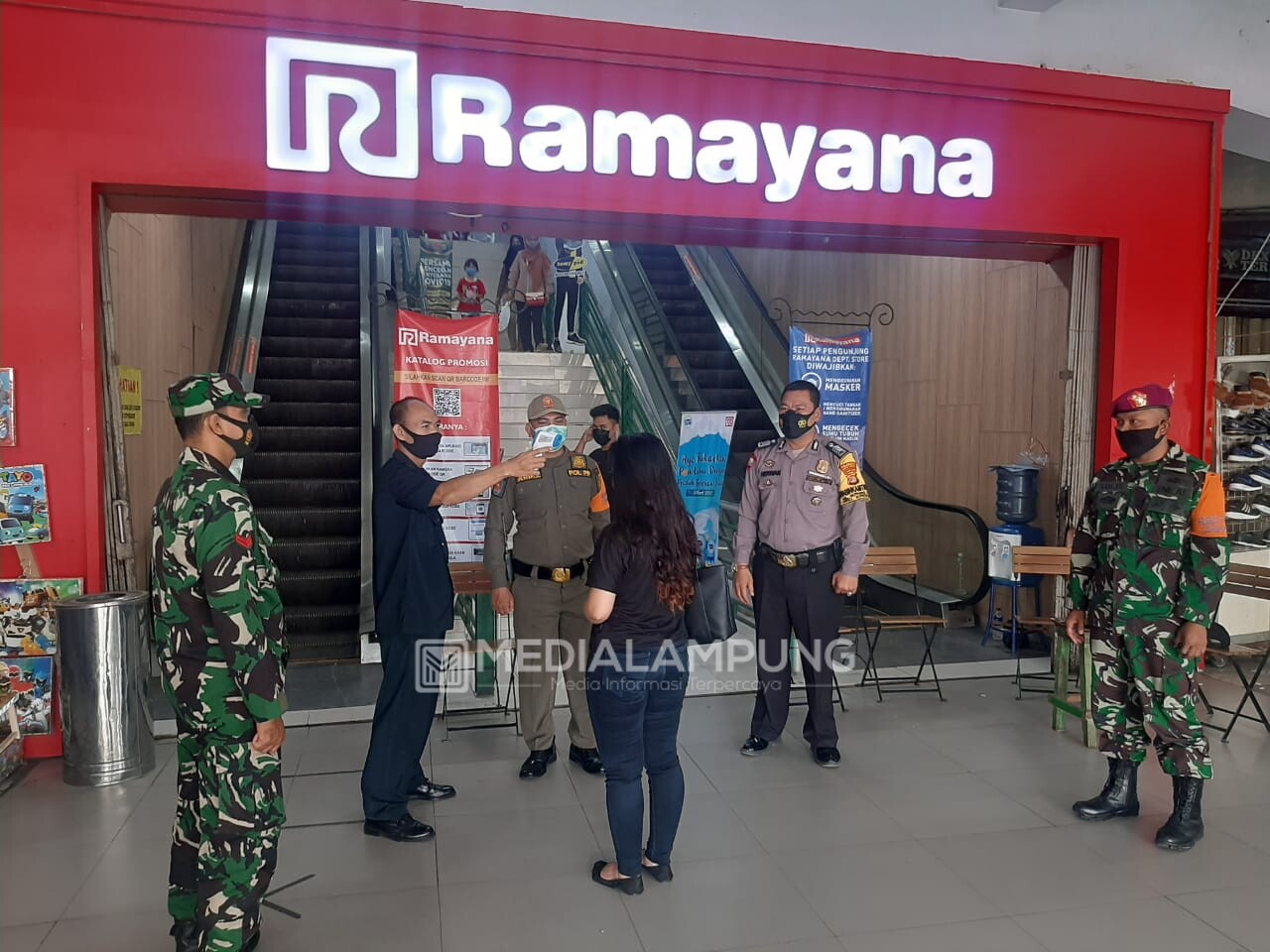 Babinsa Koramil 410-05/TKP Terapkan Prokes di Pusat Perbelanjaan Modern