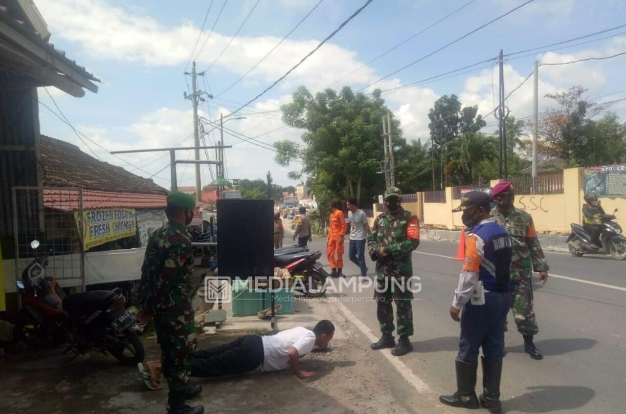 Bersama Satgas Covid-19 Terapkan Prokes di Tanjungkarang Barat