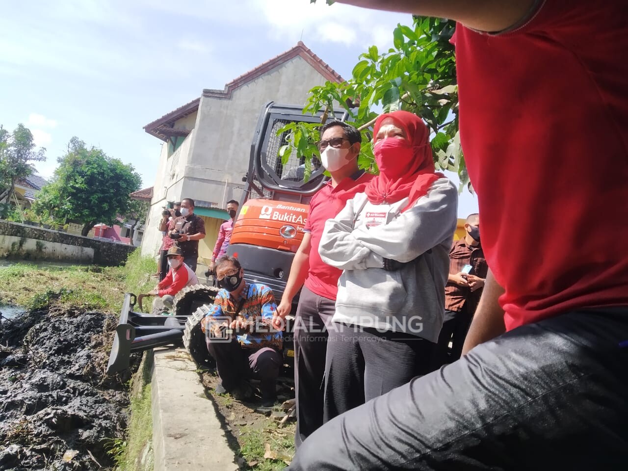 Gass Poll, Bunda Eva Gerebek Sungai di Dua Wilayah