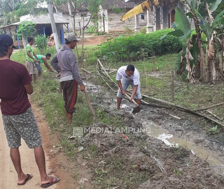 Aparat Kampung Sungsang Bersama Masyarakat Bersihkan Saluran Drainase