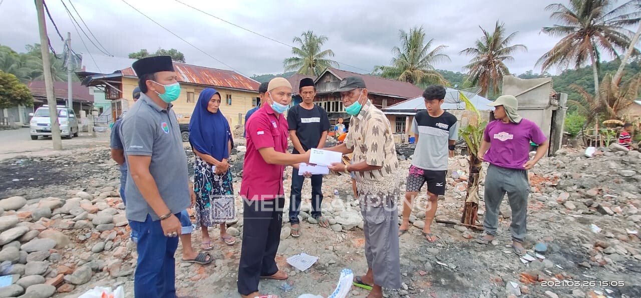 Giliran Pendamping dan KPM PKH Pesbar Serahkan Bantuan Korban Kebakaran