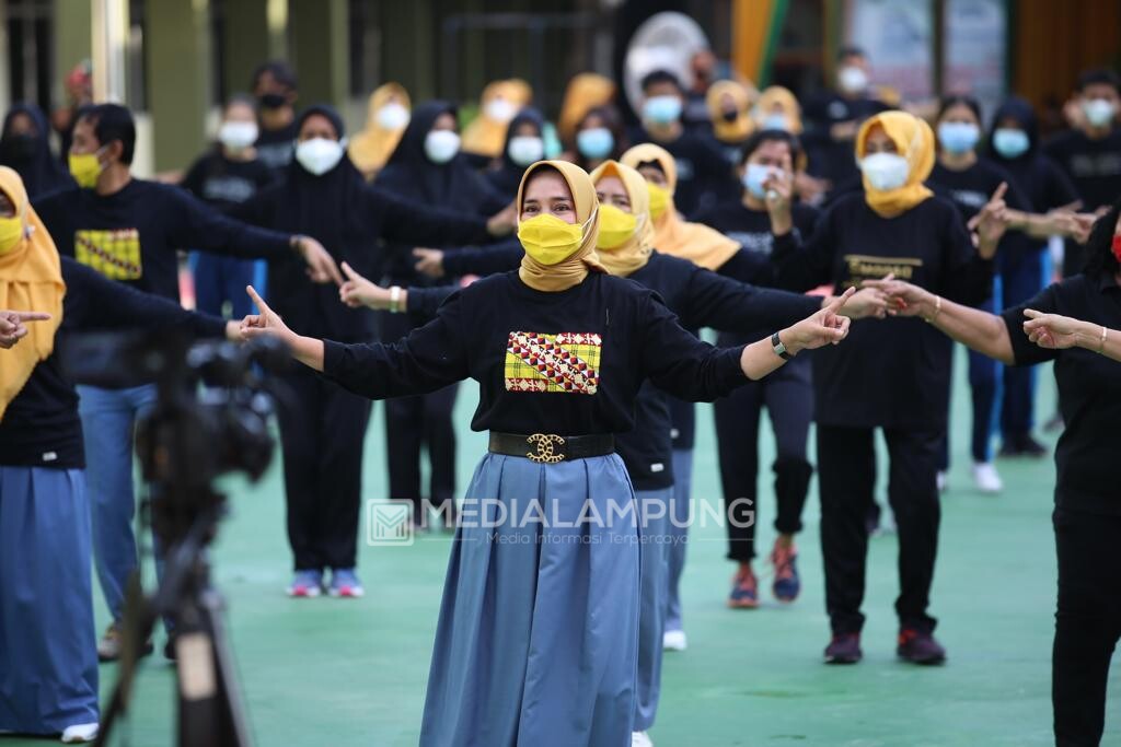 Riana Sari Silaturahmi-Senam Bersama Guru hingga Alumni SMAN 1 Bandarlampung