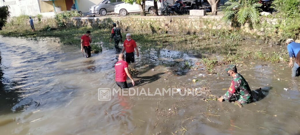 Jumat Bersih, Personel Babinsa Bersama Warga Gelar Grebek Sungai