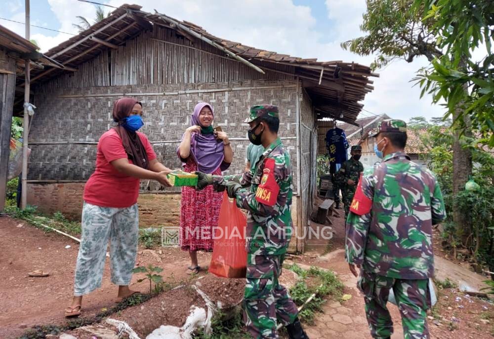 Babinsa Koramil 410-01/Panjang Laksanakan Jumat Berbagi