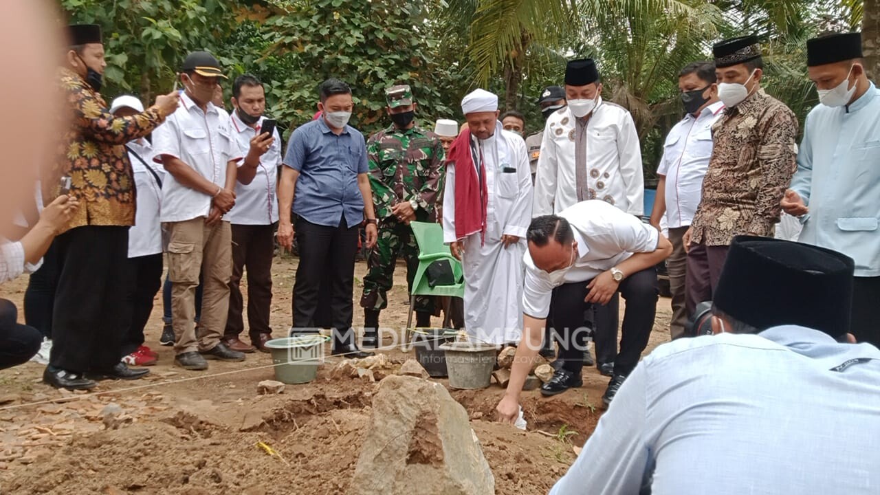 Wabup Lamsel Pandu Lakukan Peletakan Batu Pertama Pembangunan Asrama Putri di Ponpes Bahril