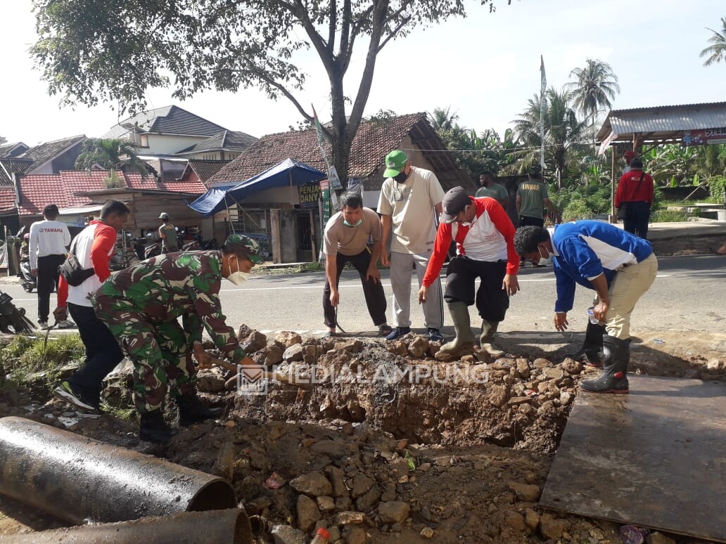 Babinsa Serma Edi Ikut Gotong Royong di Wilayah Binaan