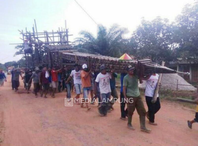 Warga Salah Satu Kampung di Waykanan Gotong Royong Bangun Replika Menara Eiffel