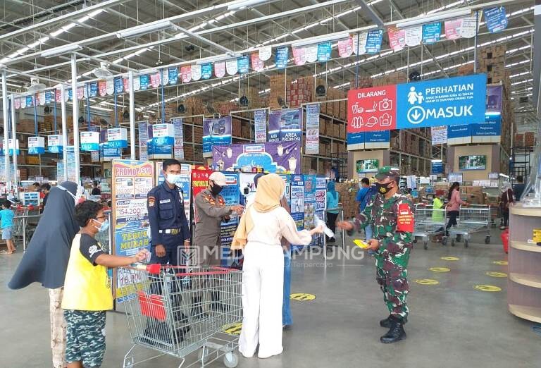 Koramil Kedaton Terapkan Prokes di Pusat Perbelanjaan Modern