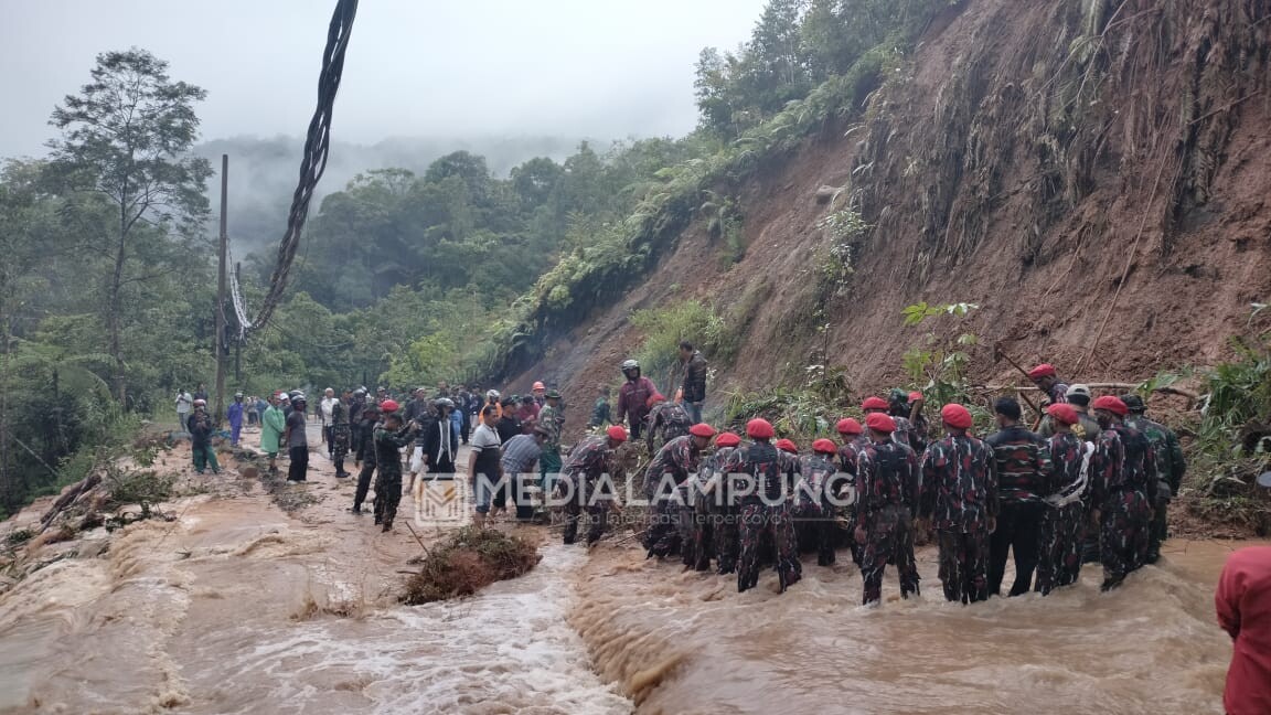 Dua Jam Tertimbun Longsor, Akses Liwa-Krui Akhirnya Dapat Dilalui